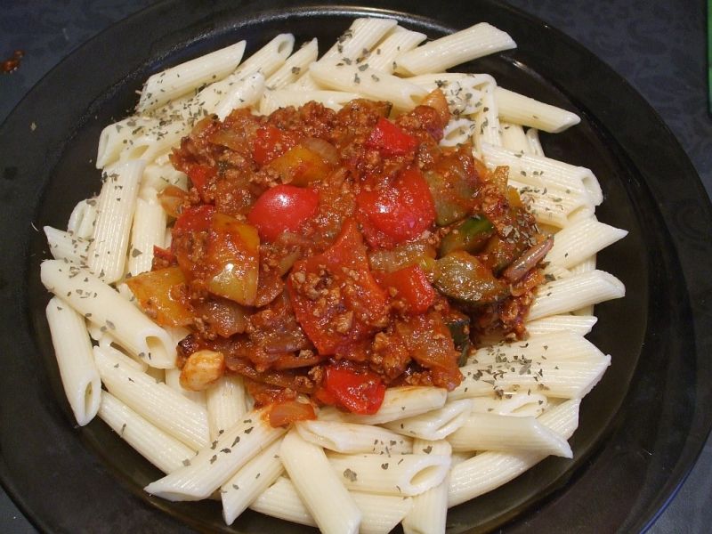 Mięso z warzywami w sosie na makaronie Mięso z warzywami w sosie na makaronie