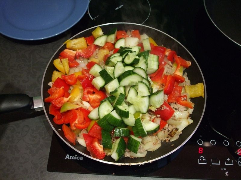 Mięso z warzywami w sosie na makaronie