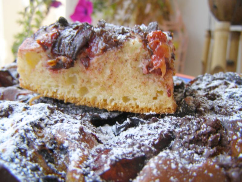 Mieszane drożdżowe śliwkowo-czekoladowe ciasto