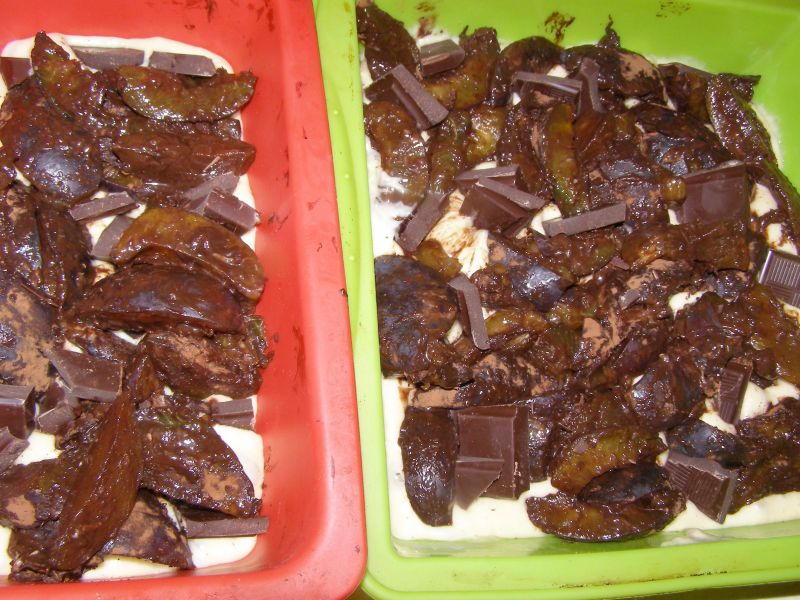 Mieszane drożdżowe śliwkowo-czekoladowe ciasto