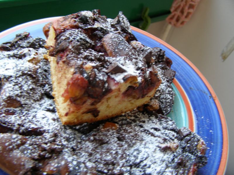 Mieszane drożdżowe śliwkowo-czekoladowe ciasto