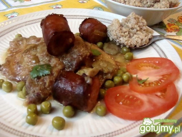 Mieszane mięso w sosie.