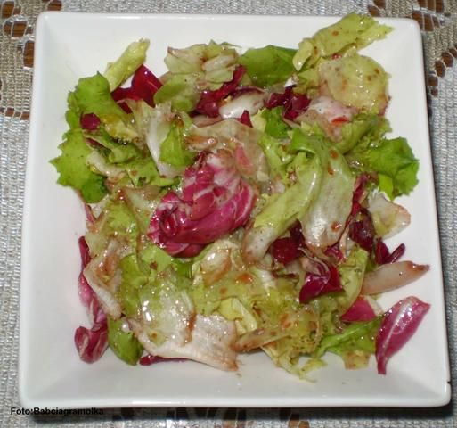 Mieszanka kolorowych sałat z dresingiem 