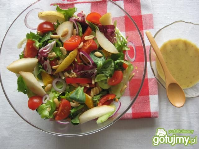 Mieszanka sałat z orzeszkami ziemnymi