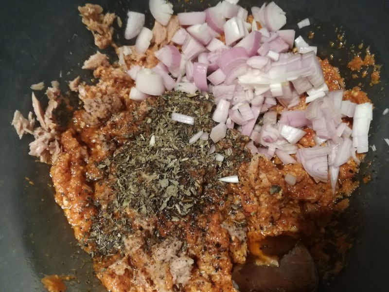 Mieszany makaron z tuńczykiem i pesto