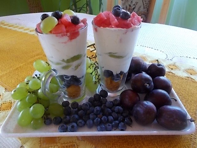 Miętowa śmietanka z owocami