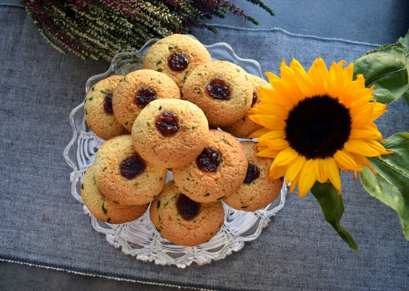 Miętowe ciasteczka z kaszą manną i marmoladą