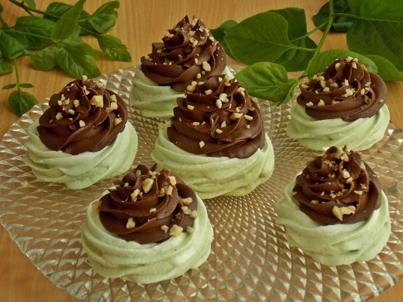 Miętowe gniazda bezowe