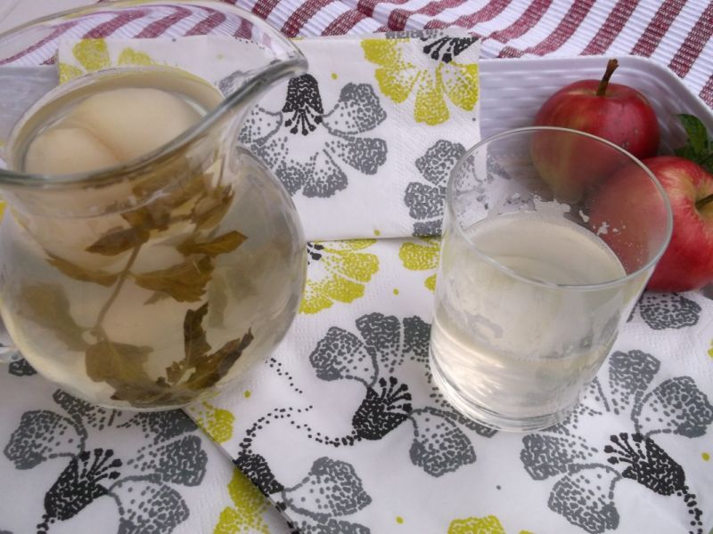 Miętowo-jabłkowy kompot Miętowo-jabłkowy kompot