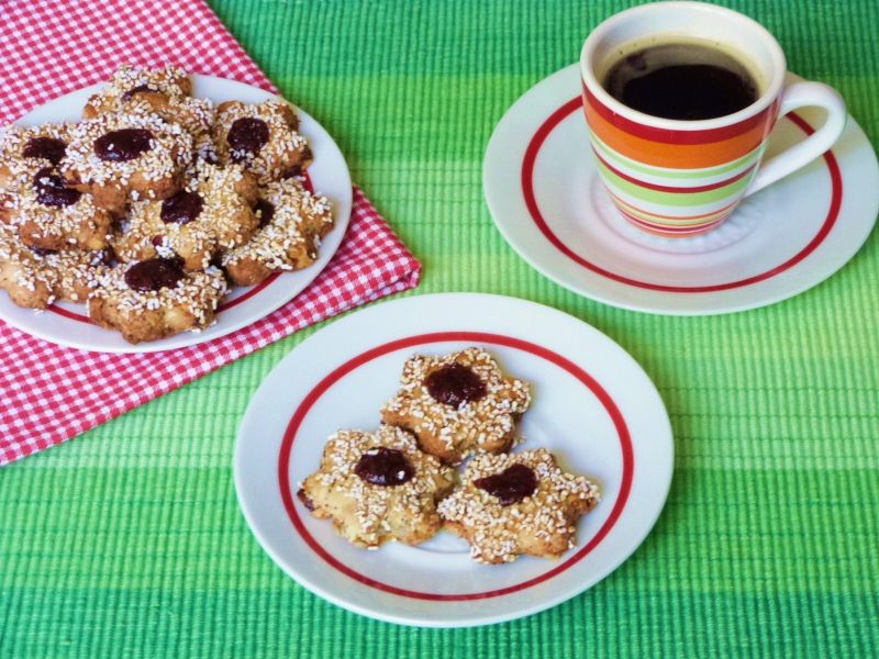 Migdałowe ciasteczka z konfiturą różaną