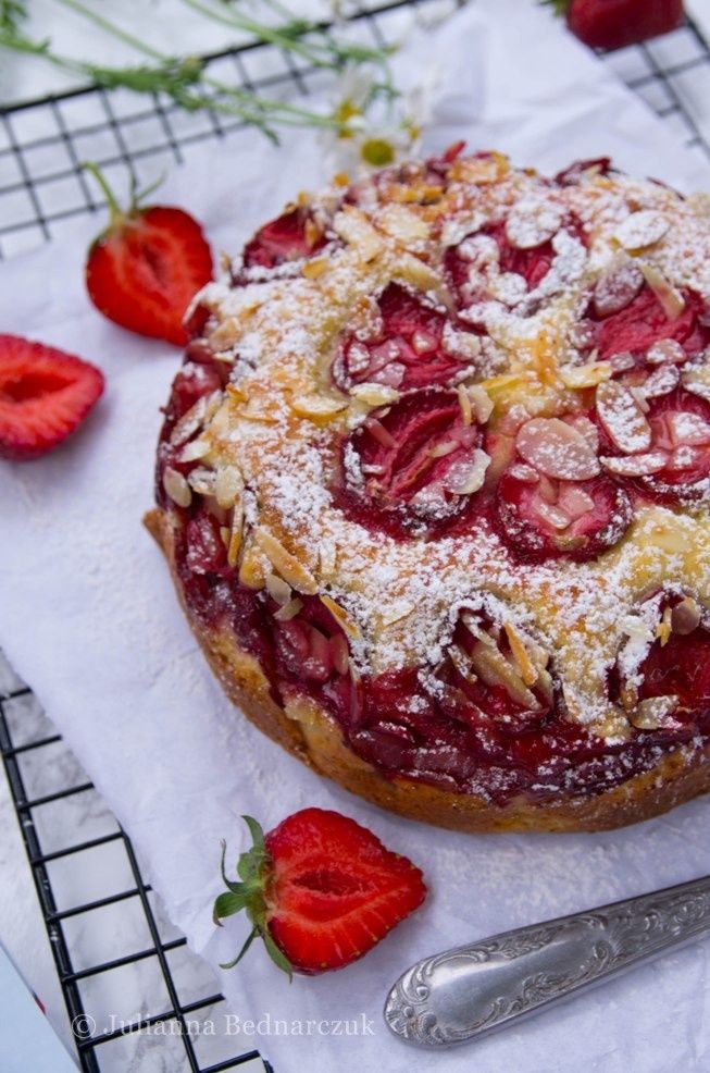 Migdałowe ciasto z truskawkami Migdałowe ciasto z truskawkami