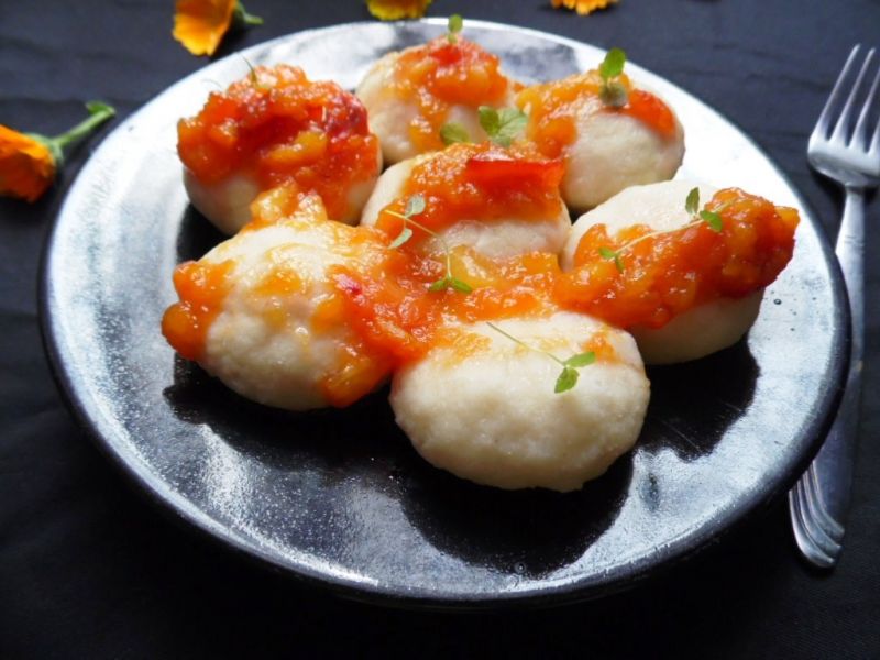 Migdałowe knedle w sosie z pieczonych moreli