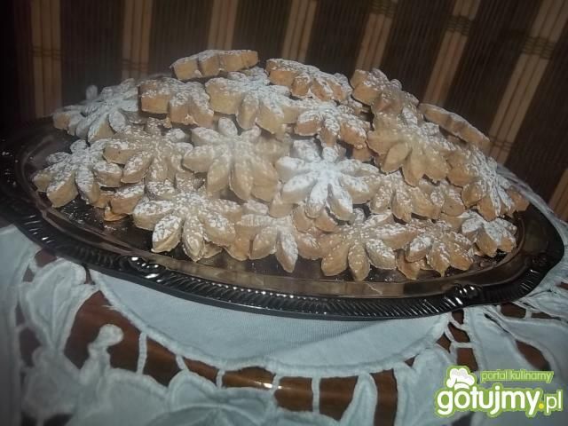 Migdałowe kwiatki z cynamonem