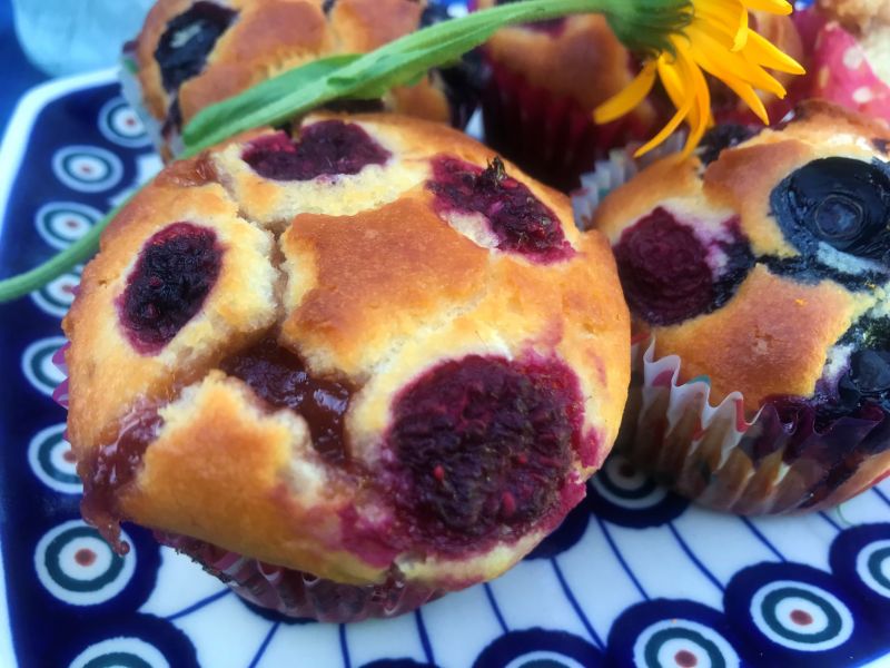 Migdałowe muffinki z malinami, borówkami i dżemem