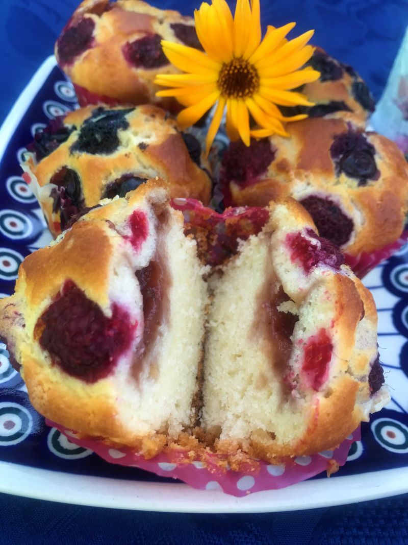 Migdałowe muffinki z malinami, borówkami i dżemem