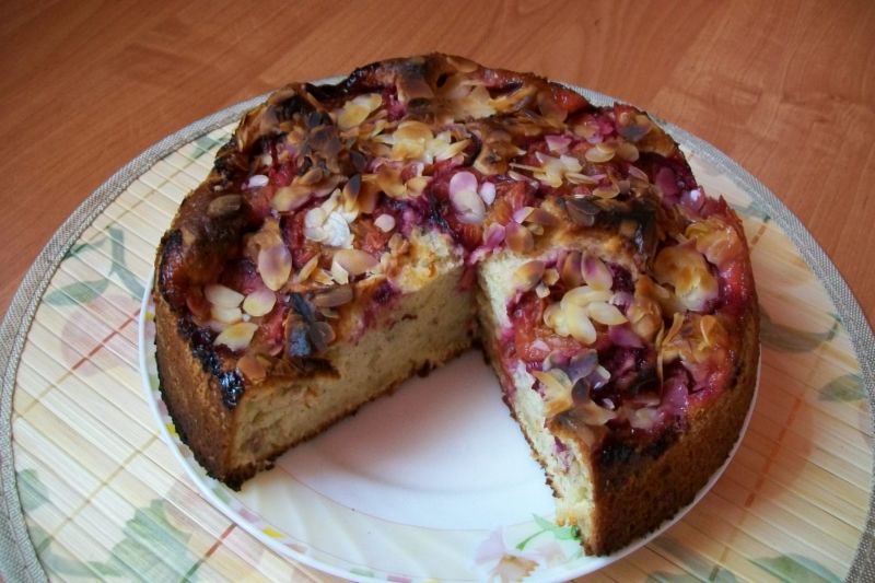 Migdałowo-cytrynowe ciasto ze śliwkami