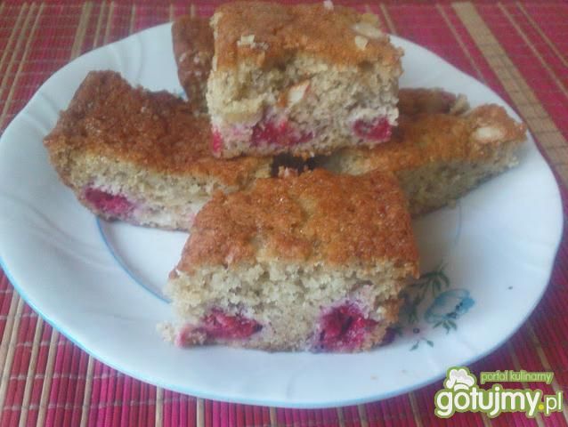 Migdałowy placek z owocami 