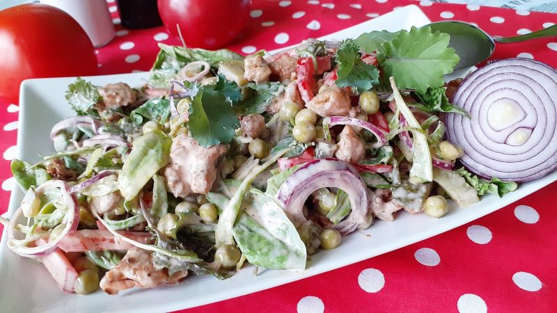 Miks liści z kurczakiem i warzywami