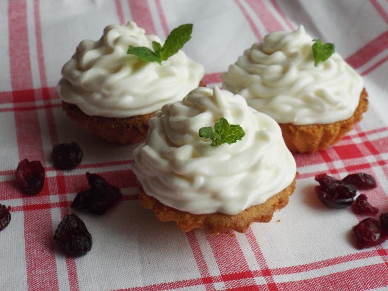 Mini babeczki na białkach z żurawiną i kremem
