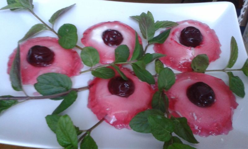 Mini babeczki serowe z wiśniami Mini babeczki serowe z wiśniami