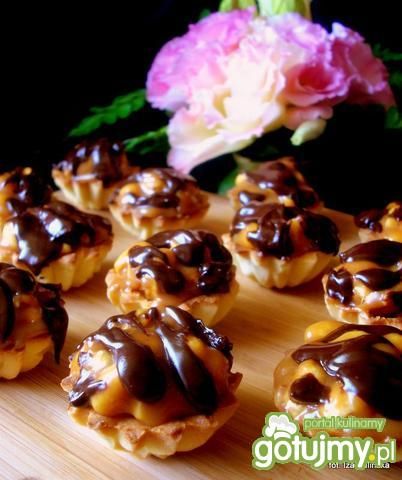 Mini babeczki z krówkami i orzechami  Mini babeczki z krówkami i orzechami