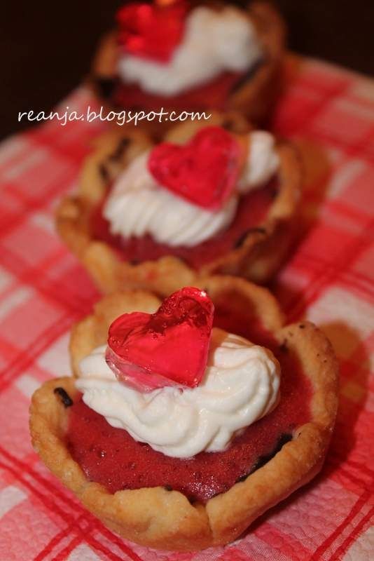 Mini babeczki z musem truskawkowym i bitą śmietaną Mini babeczki z musem truskawkowym i bitą śmietaną