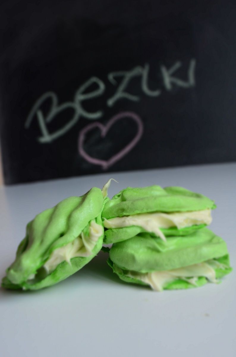 Mini bezy z kremem Mini bezy z kremem