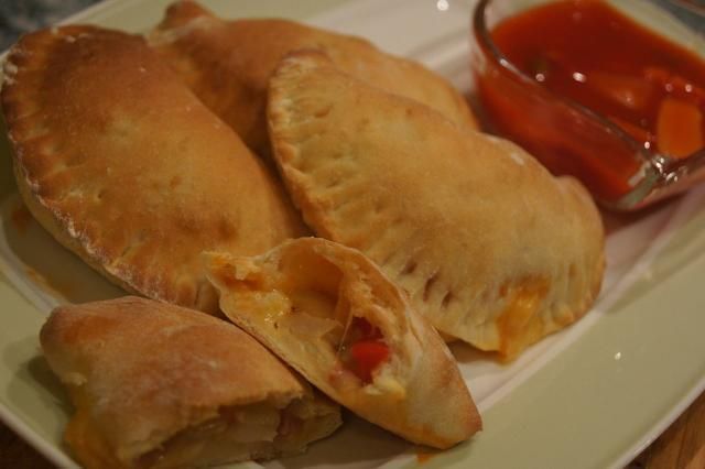 Mini calzone z sosem słodko-kwaśnym Mini calzone z sosem słodko-kwaśnym