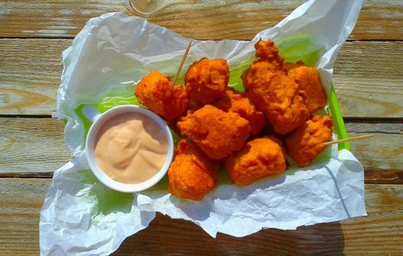 Mini corn dogi z sosem majonezowym Mini corn dogi z sosem majonezowym