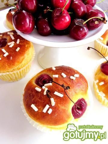 Mini drożdżówki  z czereśniami  Mini drożdżówki  z czereśniami