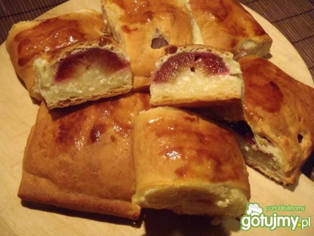 Mini drożdżówki ze śliwkami i serem