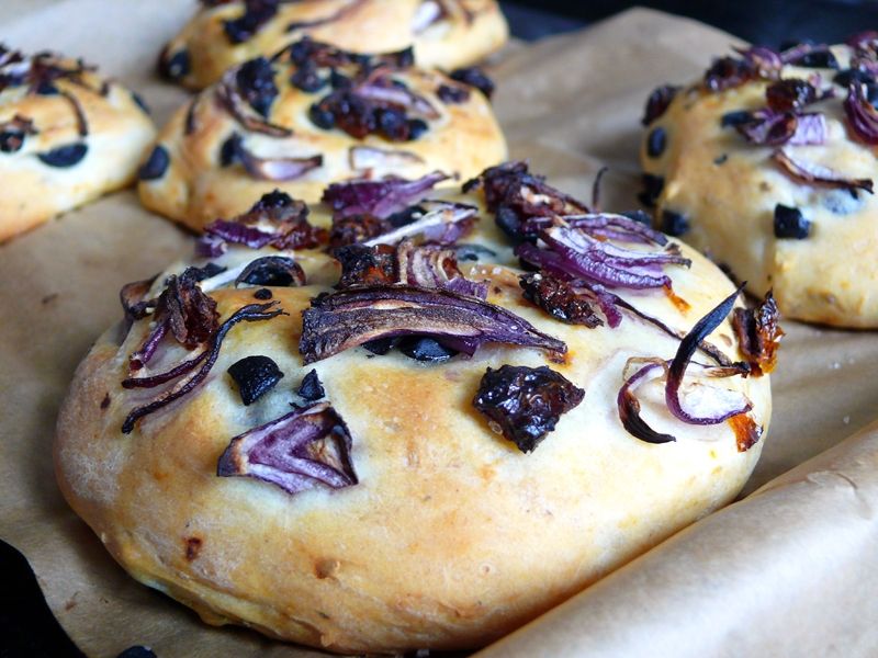 Mini focaccia z oliwkami  Mini focaccia z oliwkami