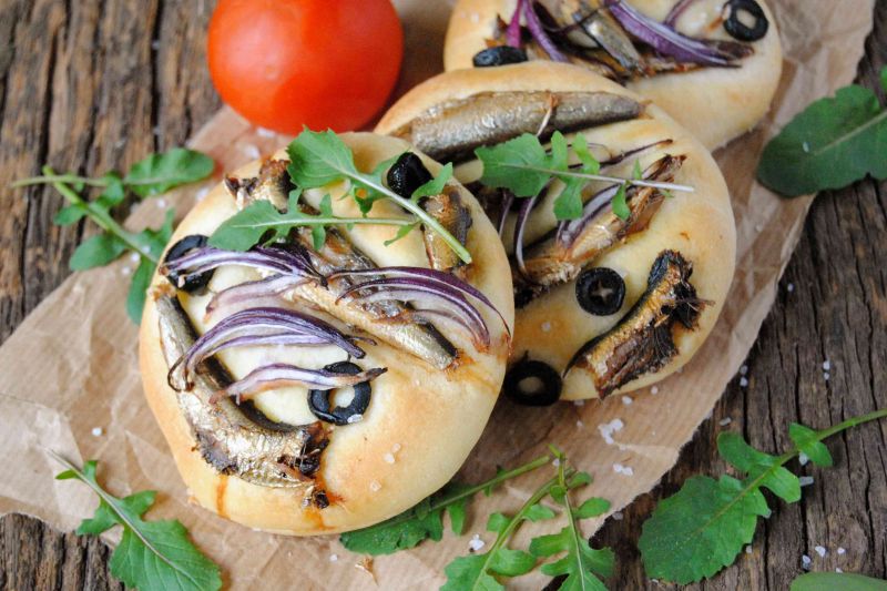 Mini focaccia z wędzonymi szprotkami