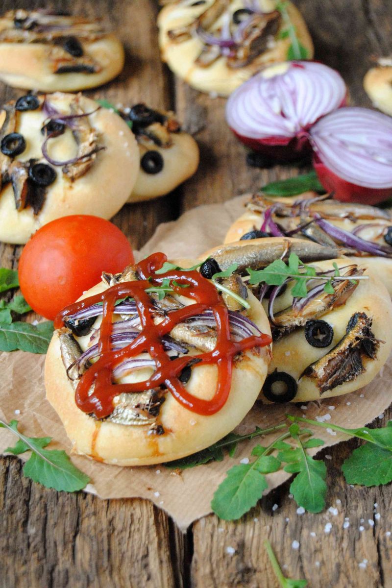 Mini focaccia z wędzonymi szprotkami
