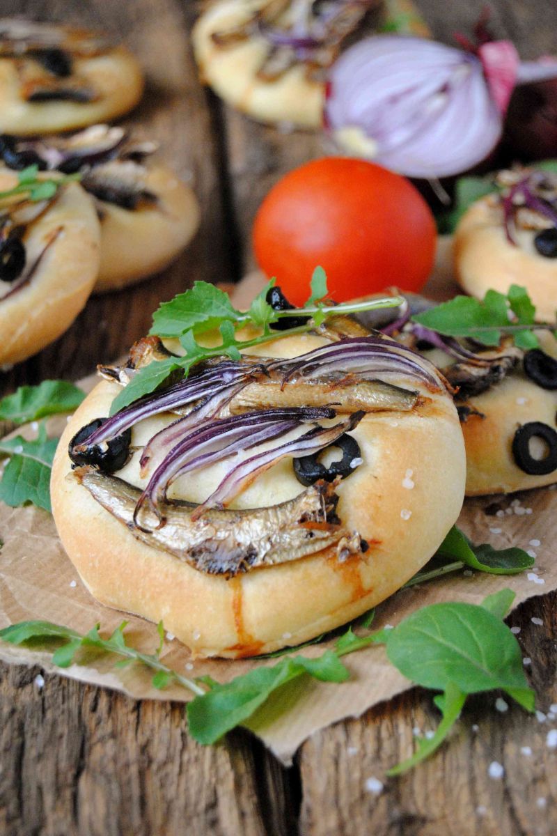 Mini focaccia z wędzonymi szprotkami