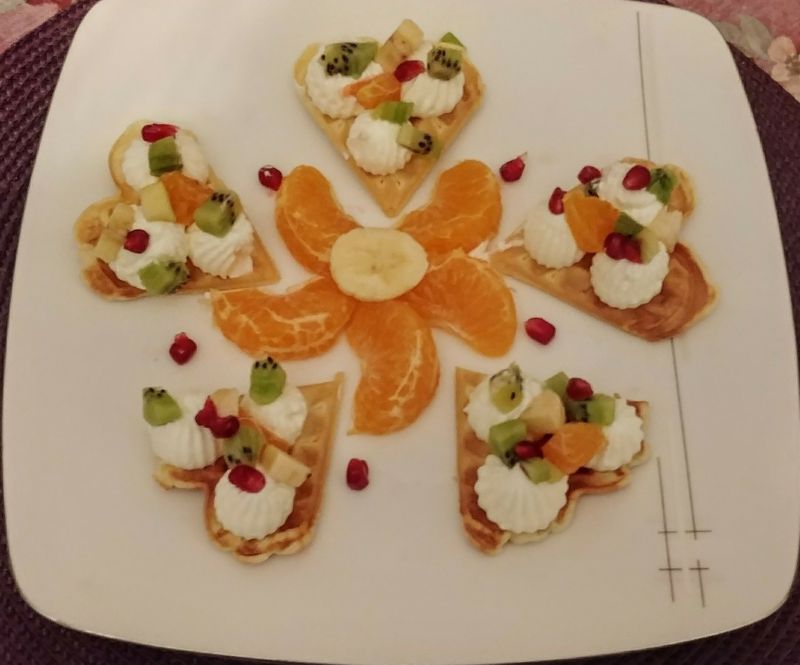 Mini-gofry serduszka z bitą śmietaną i owocami
