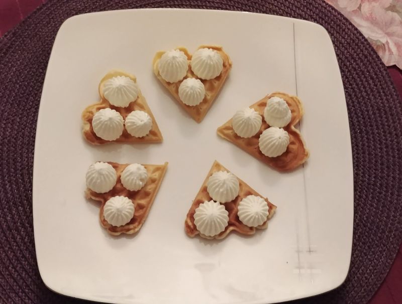 Mini-gofry serduszka z bitą śmietaną i owocami