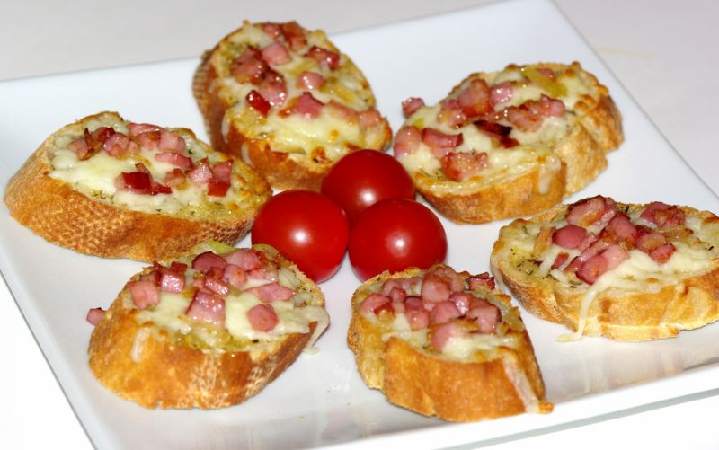 Mini grzanki z boczkiem i mozzarellą Mini grzanki z boczkiem i mozzarellą