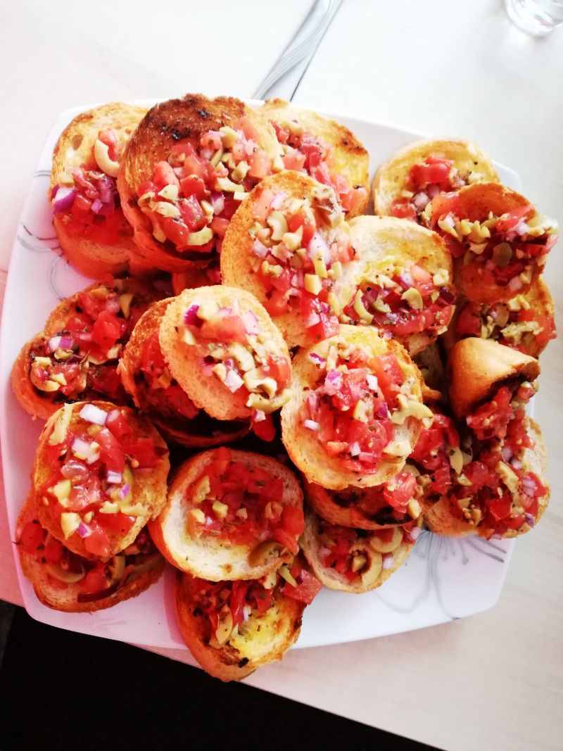 Mini grzanki z salą pomidorowo oliwkową Mini grzanki z salą pomidorowo oliwkową