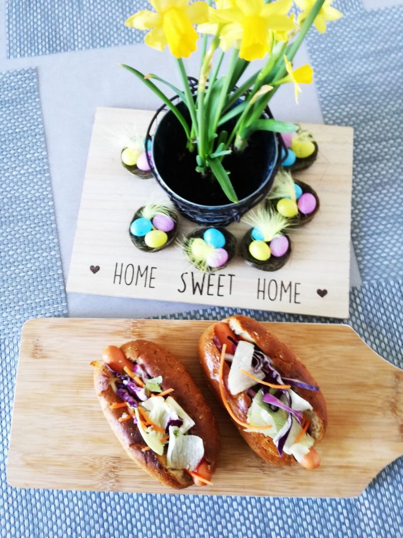 Mini Hot-dogi z ciemnej bułki