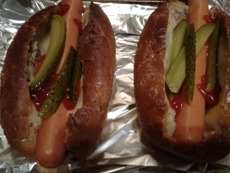 Mini Hot-dogi z ciemnej bułki