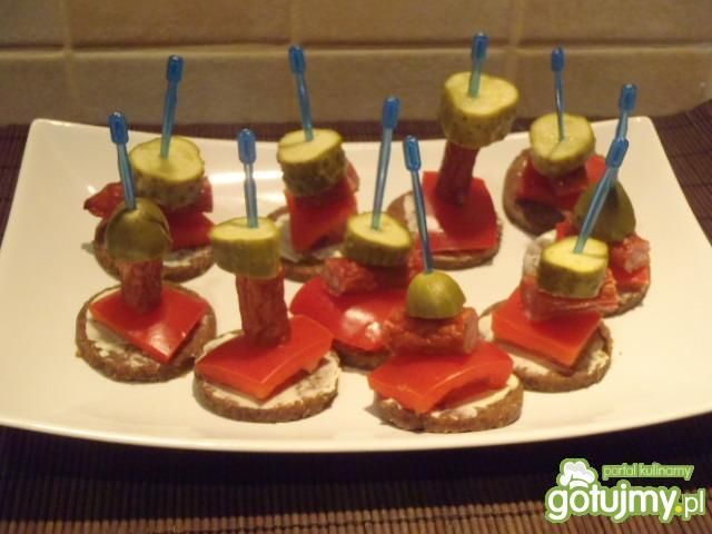 Mini kanapeczki z kabanosami Mini kanapeczki z kabanosami