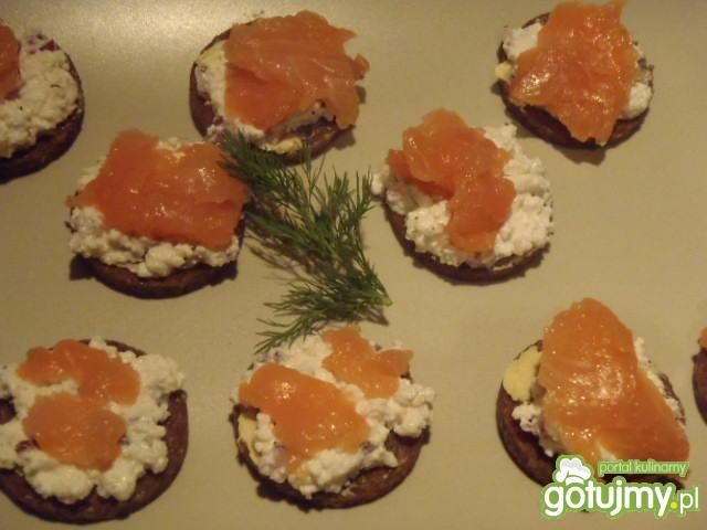 Mini kanapeczki z łososiem Mini kanapeczki z łososiem