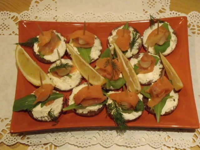 Mini kanapeczki z łososiem Mini kanapeczki z łososiem