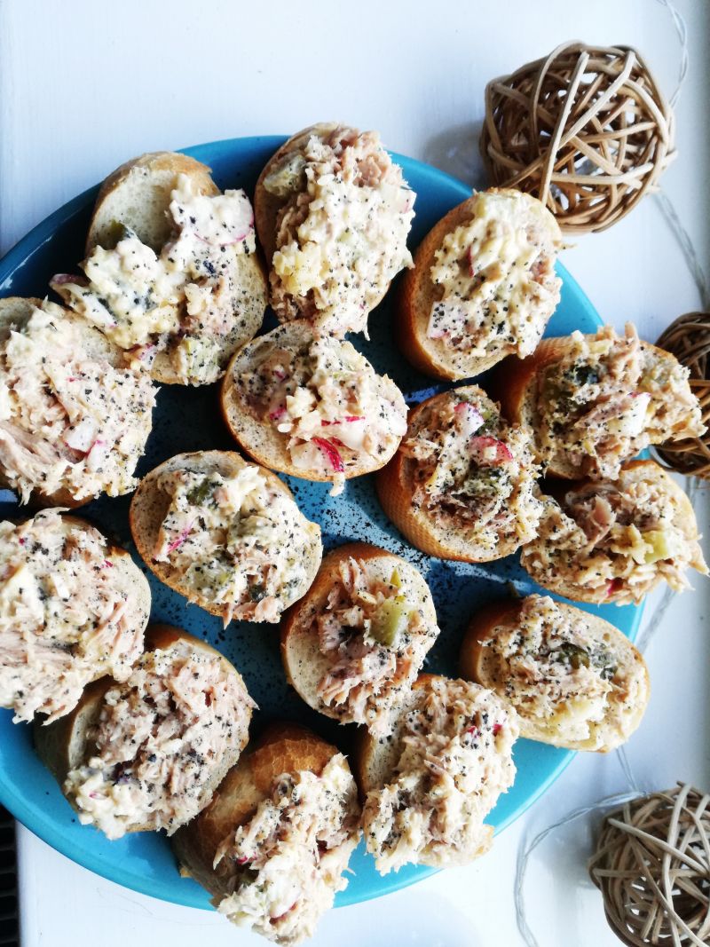 Mini kanapeczki z pastą z tuńczyka