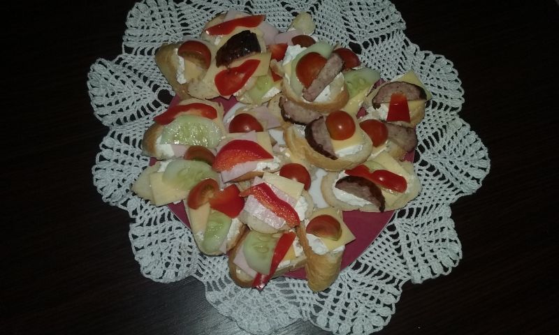 Mini kanapeczki z wędliną, serem i warzywami Mini kanapeczki z wędliną, serem i warzywami