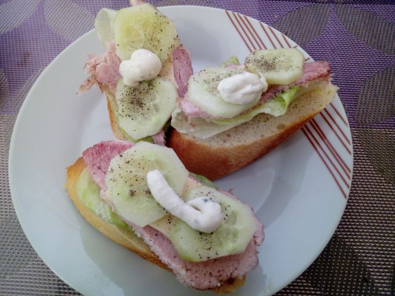 Mini kanapki na bagietce czosnkowej Mini kanapki na bagietce czosnkowej