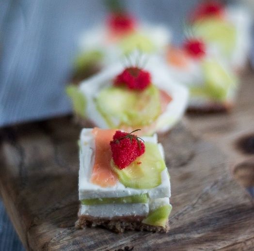 Mini kanapki z serową galaretką i łososiem Mini kanapki z serową galaretką i łososiem