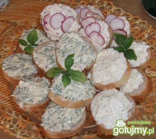 Mini kanapki ze smakowymi serkami