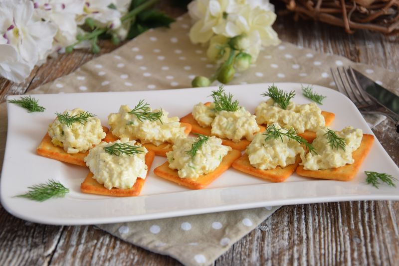 Mini krakersy z pastą jajeczną  Mini krakersy z pastą jajeczną